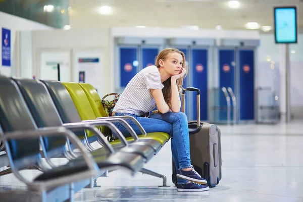 バックパックと国際空港で荷物を運ぶ美しい若い観光客の女の子 — ストック写真
