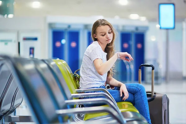 Gyönyörű fiatal turista lány a hátizsák és a nemzetközi repülőtér, poggyász folytasson — Stock Fotó