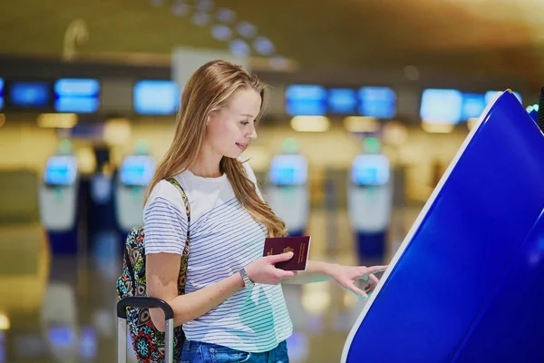 Hermosa joven turista en el aeropuerto internacional haciendo auto check-in —  Fotos de Stock