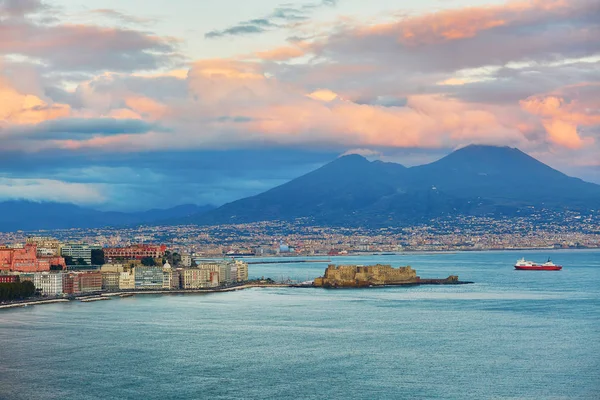 Veduta aerea panoramica di Napoli con vulcano Vesuvio — Foto Stock