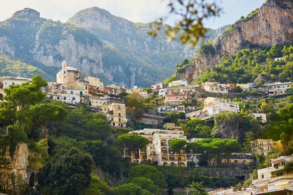 Festői kilátással a Positano, Amalfi Coast, Olaszország gyönyörű mediterrán falu — Stock Fotó