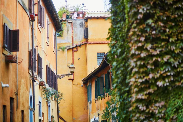 Färgglada gula och orange byggnader på en gata i Rom — Stockfoto