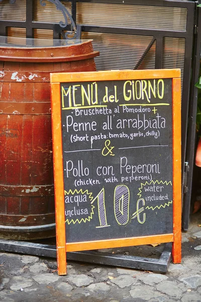 Menu du jour près de restaurant à Rome, Latium, Italie — Photo