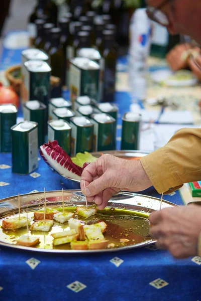 Hombre degustando pan con aceite de oliva en el mercado agrícola en Toscana, Italia — Foto de Stock