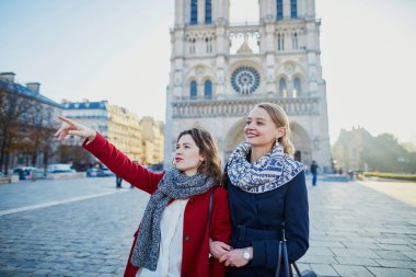 Notre-Dame de Paris yakınındaki iki genç kız