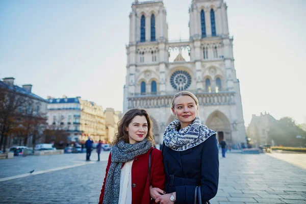 Zwei junge Mädchen in der Nähe von Notre-dame in Paris — Stockfoto