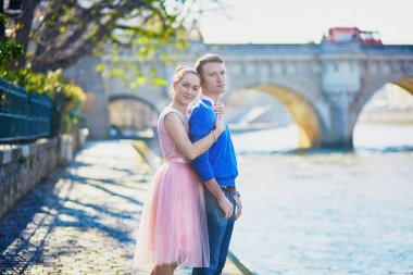 Paris'te Seine dolgu üzerinde Romantik Çift