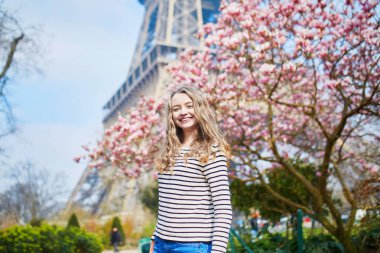 Kız Paris'te Eyfel Kulesi ve pembe Manolya yakınındaki