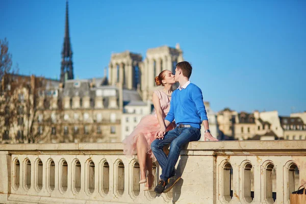 Romantic couple in Paris, France — Stock Photo, Image