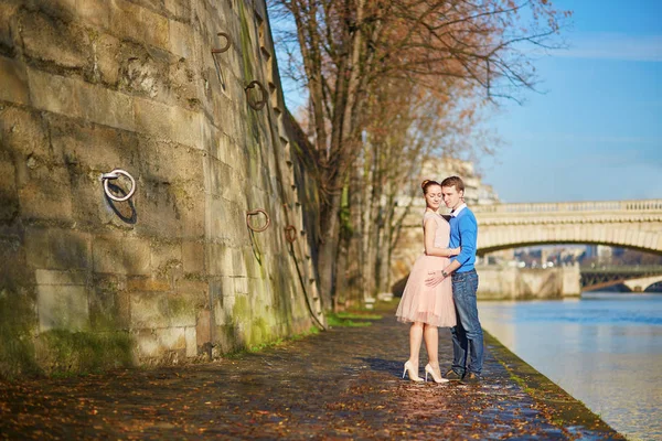 Romantic couple in Paris, France — Stock Photo, Image