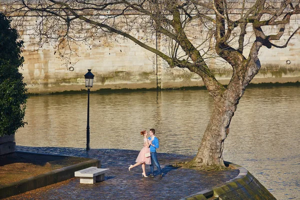 Романтическая пара на набережной Сены в Париже, Франция — стоковое фото