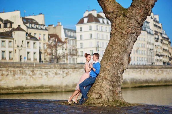 Casal romântico no aterro do Sena em Paris, França — Fotografia de Stock