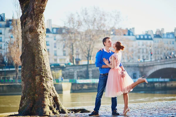 Romantic couple on the Seine embankment in Paris — Stock Photo, Image