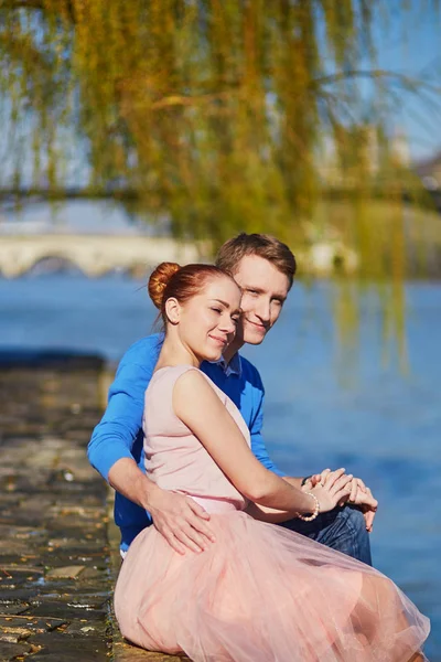 Romantic couple on the Seine embankment in Paris — Stock Photo, Image