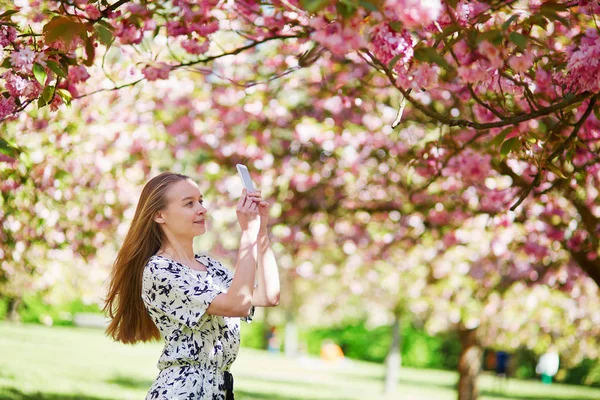 Krásná mladá žena v kvetoucí jarní park — Stock fotografie