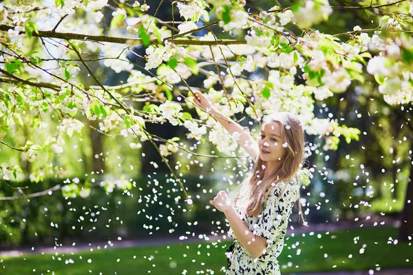 Çiçeklenme içinde güzel ve genç birbayan bahar Parkı — Stok fotoğraf