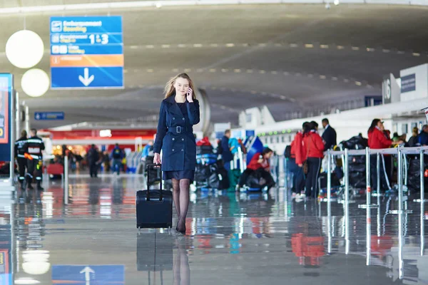 Młoda kobieta podróżnik w międzynarodowy port lotniczy — Zdjęcie stockowe