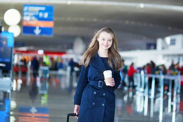 Young female traveler in international airport — Stock Photo, Image