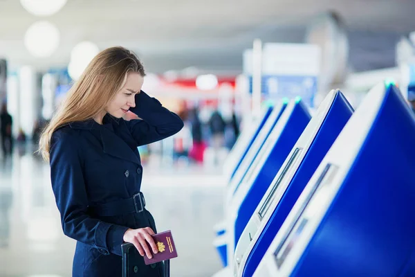 Młoda kobieta podróżnik w międzynarodowy port lotniczy — Zdjęcie stockowe