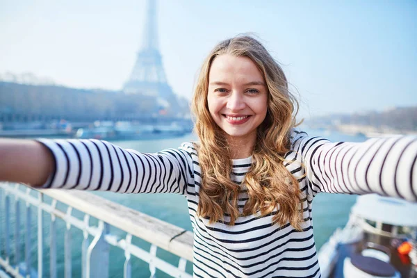 Jeune fille prenant selfie près de la tour Eiffel — Photo