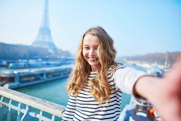 Junges Mädchen macht Selfie in der Nähe des Eiffelturms — Stockfoto