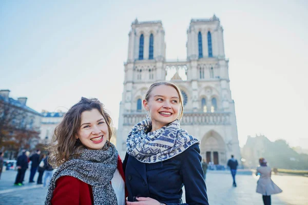 Dwie młode dziewczyny w pobliżu Notre-Dame w Paryżu — Zdjęcie stockowe