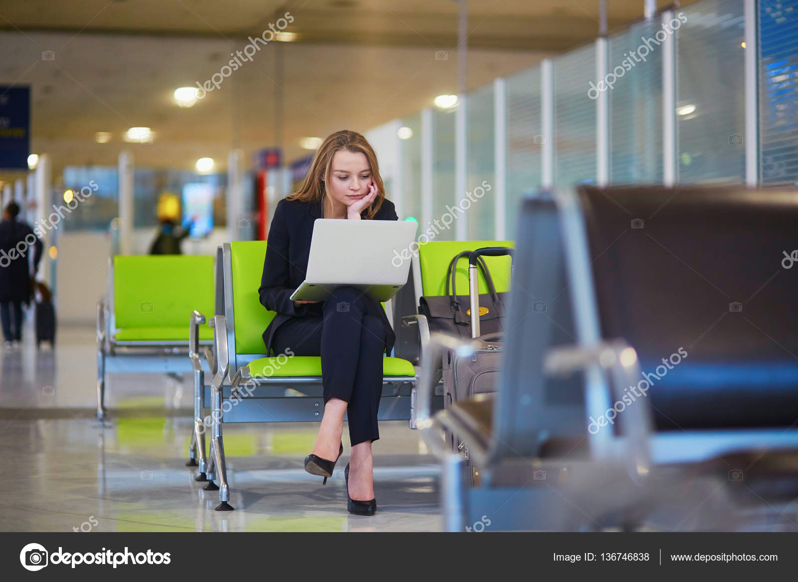 Air traffic controller tower. пулково досмотр пассажиров. сколько человек работает в аэропортах. стойка регистрации пассажиров. служба безопасности аэропорта внуково.