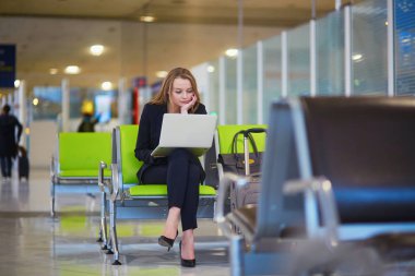 Onu laptop çalışan kadın Uluslararası Havaalanı terminal,