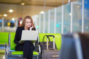 Onu laptop çalışan kadın Uluslararası Havaalanı terminal,