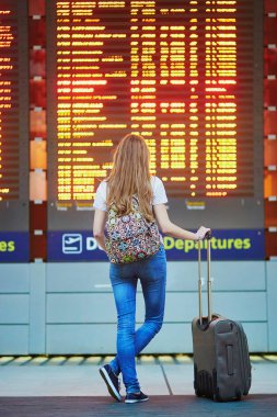 Sırt çantası ve uçuş bilgi yönetim kurulu yakın Uluslararası Havaalanı Bagaj devam ile turist kız