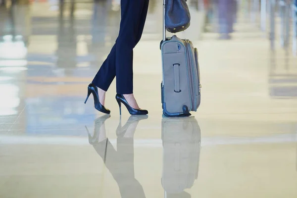 Jovem mulher de negócios no aeroporto internacional — Fotografia de Stock