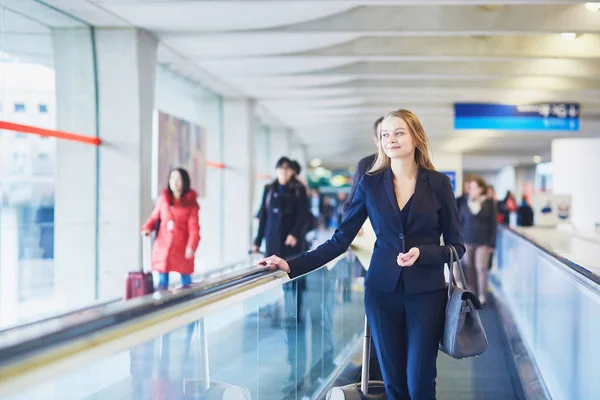 Mulher em viajante no aeroporto internacional — Fotografia de Stock