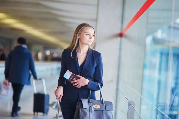 Young business woman in international airport — Stock Photo, Image