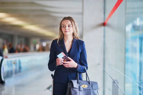 Young business woman in international airport — Stock Photo, Image