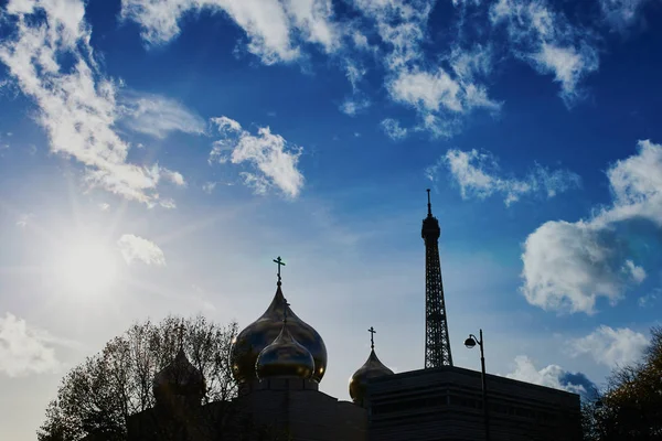 Russische orthodoxe kathedraal en de Eiffeltoren in Parijs, Frankrijk — Stockfoto
