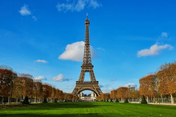 Eiffelova věž nad modrou oblohu. Slunečné podzimní den v Paříži — Stock fotografie