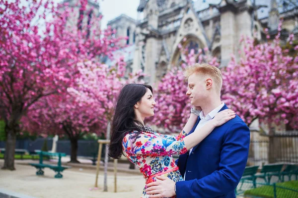 Romantikus pár Párizsban cseresznyevirág fák — Stock Fotó