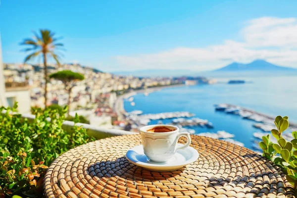Taza de café con vista al Vesubio en Nápoles — Foto de Stock