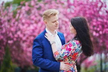 Kiraz çiçeği ağaçları ile Paris'te Romantik Çift
