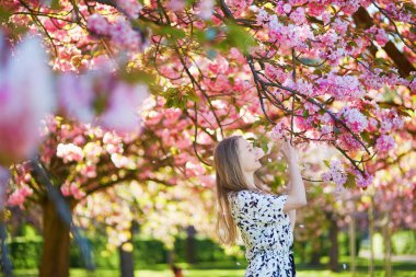Çiçeklenme içinde güzel ve genç birbayan bahar Parkı