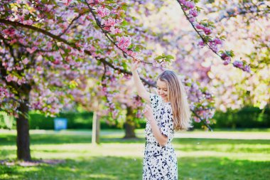 Çiçeklenme içinde güzel ve genç birbayan bahar Parkı