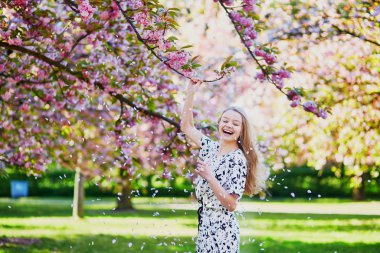 Çiçeklenme içinde güzel ve genç birbayan bahar Parkı