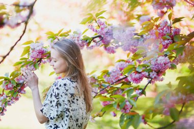 Çiçeklenme içinde güzel ve genç birbayan bahar Parkı