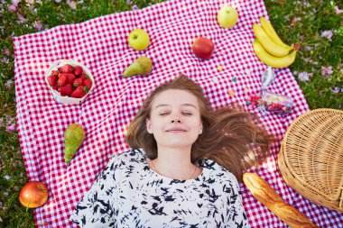 Güzel genç kadın Parkta piknik