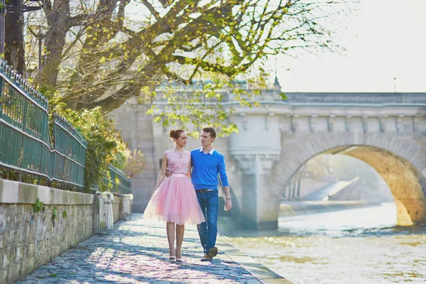 Romantische koppel aan de kade van de Seine in Parijs — Stockfoto