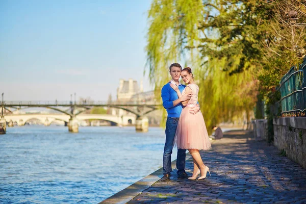 Романтическая пара на набережной Сены в Париже — стоковое фото