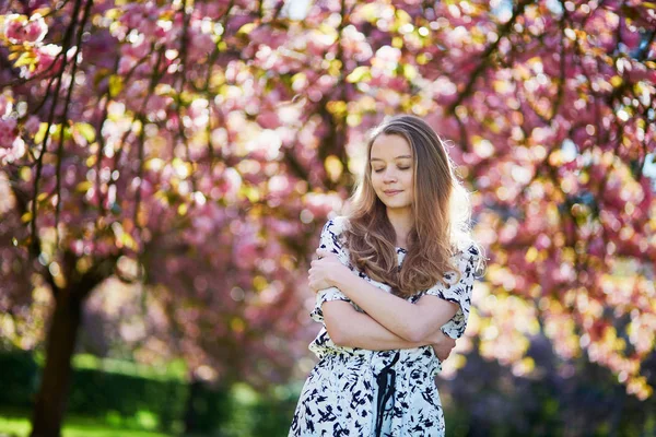 Vacker ung kvinna i blommande våren park — Stockfoto