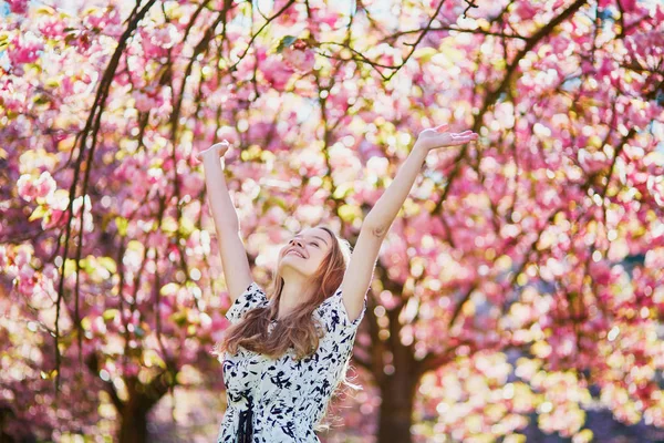 Hermosa mujer joven en el floreciente parque de primavera —  Fotos de Stock