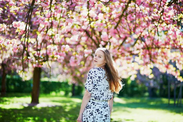 Bella giovane donna in fiore parco primaverile — Foto Stock