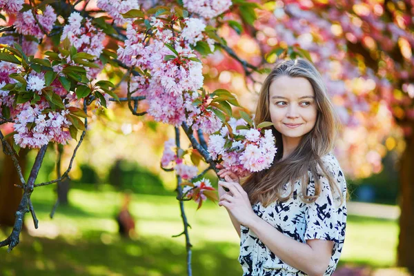 Beautiful young woman in blooming spring park — Stock Photo, Image